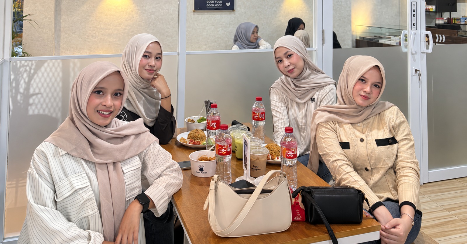 Coffee Shop Jadi Ruang Baru Anak Muda, Tak Sekadar Tempat Minum Kopi